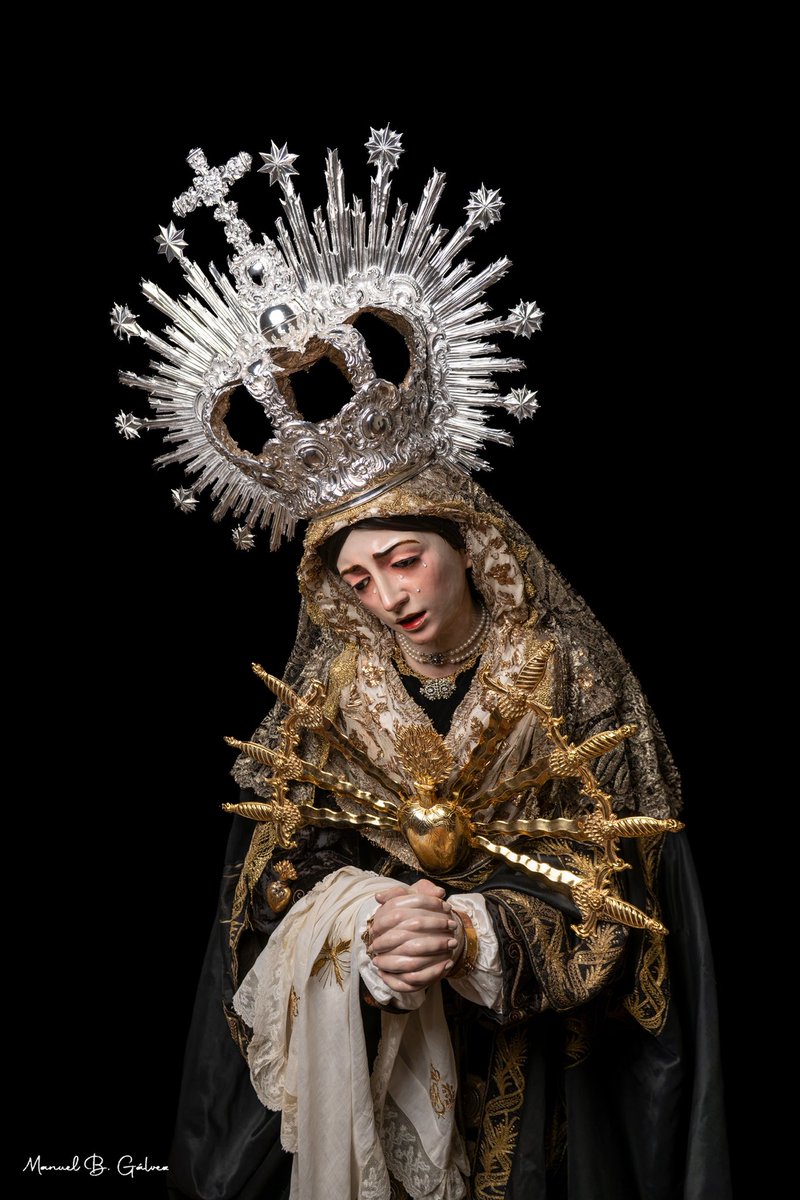 DoloresSAlberto's tweet photo. 𝐂𝐀𝐌𝐁𝐈𝐎 | Nuestra Señora de los Dolores, amanece ataviada para la fiesta de los Dolores Gloriosos. 

“Dame tu mano, María,
la de las tocas moradas;
clávame tus siete espadas en esta carne baldía”.

#DoloresSanAlberto

Vestidor: Miguel Padilla

📸: @manuel_bgalvz y @Chema0206 https://t.co/E2MRcGdnft