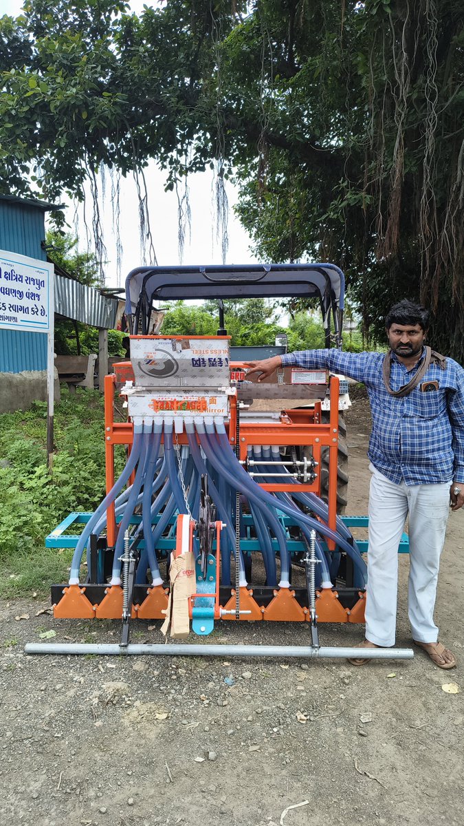 Rutvijbhatt8's tweet photo. To inspect agricultural equipment, one has to go to the fields and homes, but there is no proper office facility for the correct verification of documents.  
#GramsevakNyayLadat @jitu_vaghani @irushikeshpatel @CMOGuj @ agriculture _ gujarat https://t.co/QGfJKlNCok