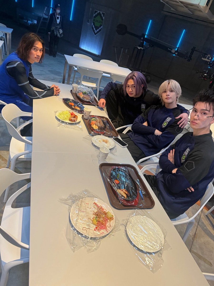 BLUELOCK_MOVIE's tweet photo. ◆ ──  #ブルーロック日誌 ── ◆

今回は
#K (#andTEAM) さん、
#綱啓永 さん、#樋口幸平 さん
#浅野竣哉 さんの
食堂シーンオフショットを公開📸
公式Instagramでは別カット公開中📱

チームZ vs チームV
エゴイストたちの熱い戦いをお見逃しなく！🔥

映画『#ブルーロック』
大ヒット上映中！
#エゴい