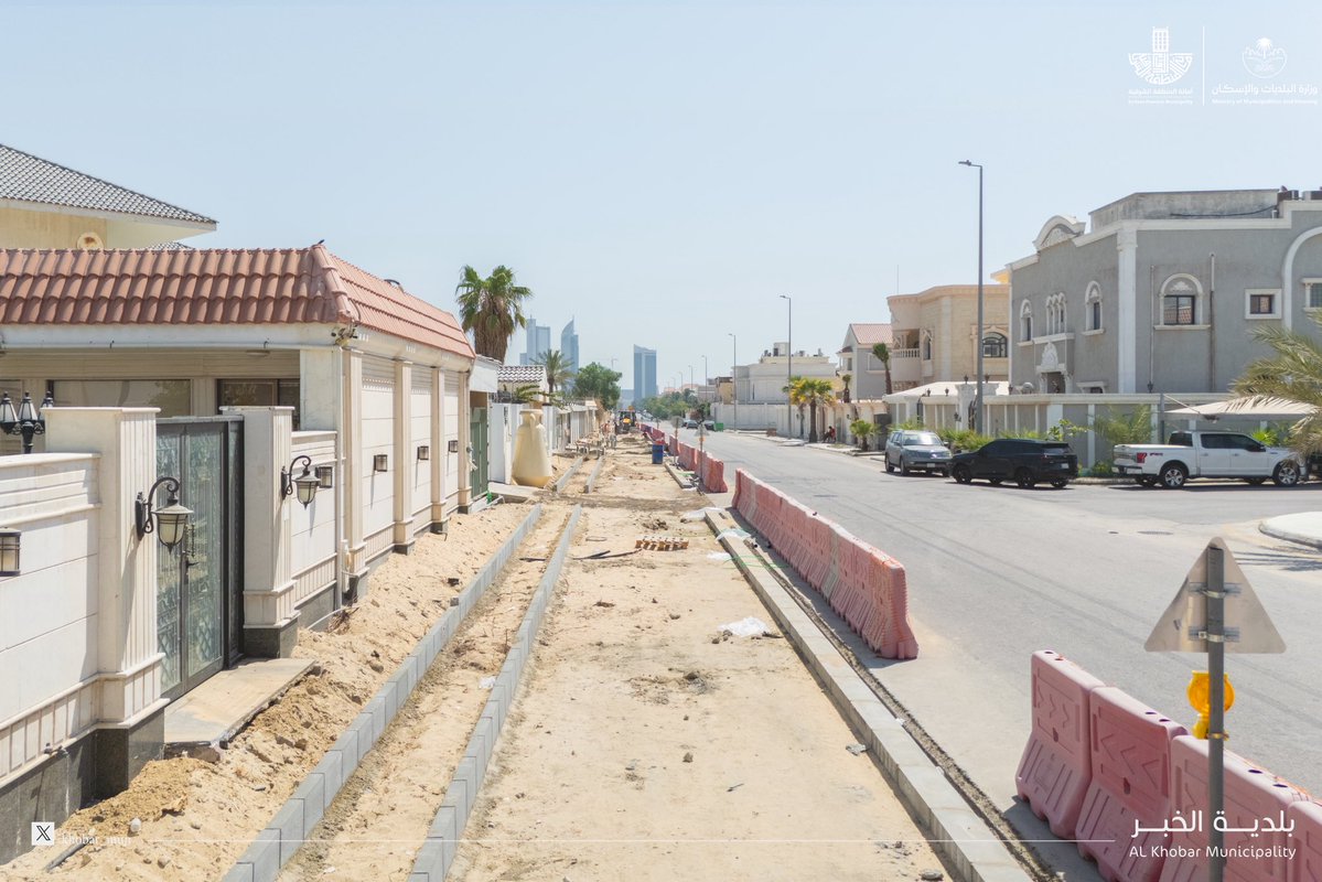 Khobar_mun's tweet photo. #بلدية_الخبر 

في مدينة محورها #الانسان .. نواصل رحلة الأنسنة في تطوير وأنسنة أحد الشوارع الرئيسية الرابطة مع كل من شارع الشفاء والطبري بطول 2200م .ط من خلال توظيف التخطيط الحضري في #أنسنة_الخبر وجعل #الخبر أكثر دعماً للصحة النفسية والجسدية وأكثر استدامة وشمولية

🔹 استحداث ارصفة جانبية للمشاة بطول 4400 م.ط 🚶🏻
🔹 مسارات للدراجات بطول 4400 م.ط 🚴🏻
🔹 مسطحات خضراء وأشجار ظل 🌳🪴
🔹 مواقف للسيارات 🚙
🔹 أعمال السفلتة والانارة الجمالية 🛣️

#أمانة_المنطقة_الشرقية