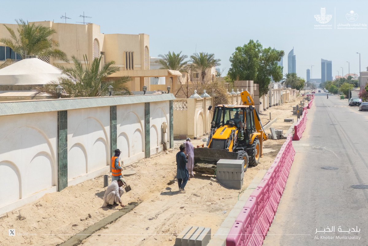 Khobar_mun's tweet photo. #بلدية_الخبر 

في مدينة محورها #الانسان .. نواصل رحلة الأنسنة في تطوير وأنسنة أحد الشوارع الرئيسية الرابطة مع كل من شارع الشفاء والطبري بطول 2200م .ط من خلال توظيف التخطيط الحضري في #أنسنة_الخبر وجعل #الخبر أكثر دعماً للصحة النفسية والجسدية وأكثر استدامة وشمولية

🔹 استحداث ارصفة جانبية للمشاة بطول 4400 م.ط 🚶🏻
🔹 مسارات للدراجات بطول 4400 م.ط 🚴🏻
🔹 مسطحات خضراء وأشجار ظل 🌳🪴
🔹 مواقف للسيارات 🚙
🔹 أعمال السفلتة والانارة الجمالية 🛣️

#أمانة_المنطقة_الشرقية
