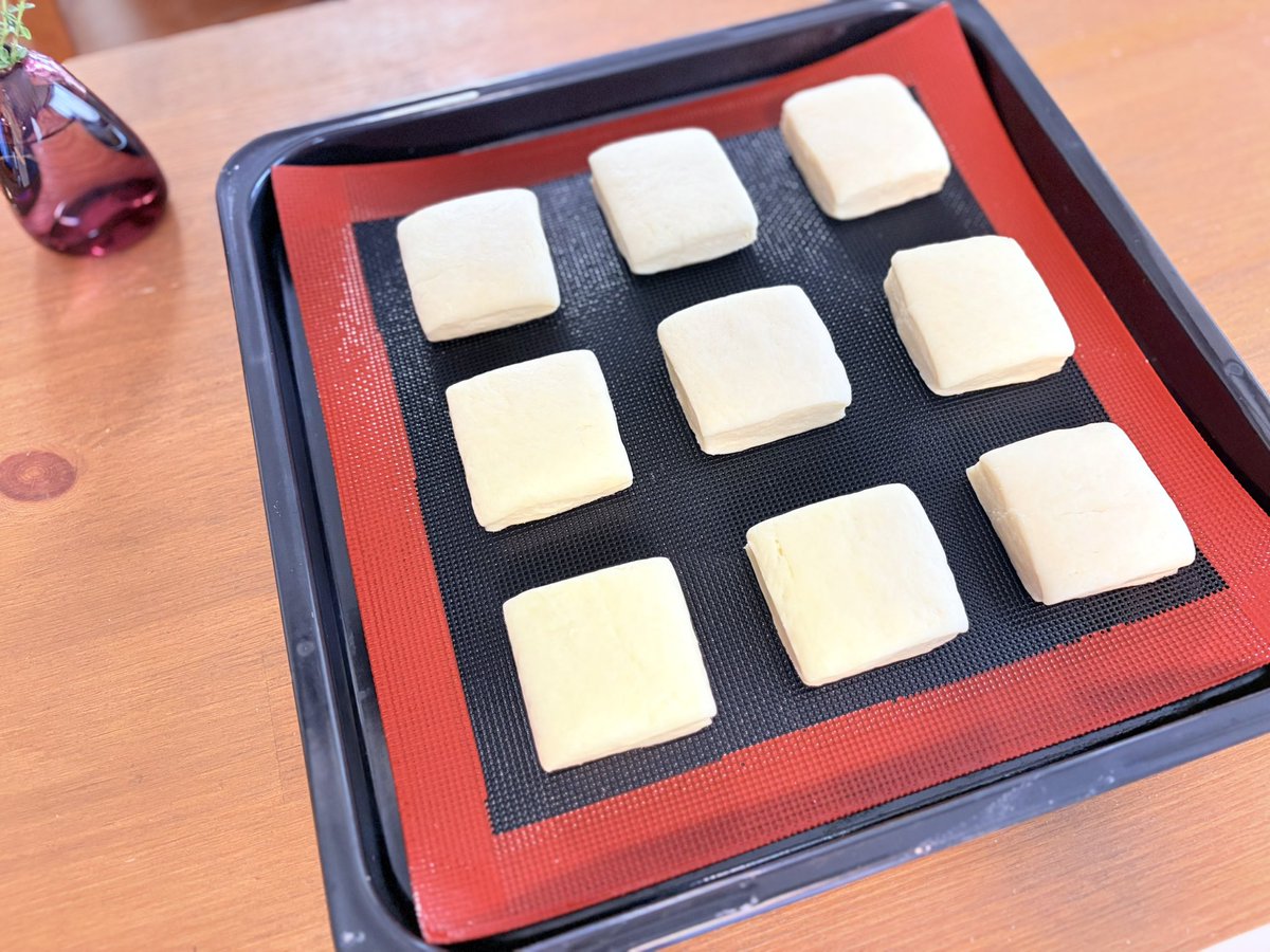 hello_kisetsu63's tweet photo. 午後の出来事
スコーンを作ったんですけど途中、
生地がベッチャベチャになって…𓎩
最後、牛乳と卵を入れるんですよね
んで、はかり。まじはかり⚖️牛乳量る時怪しいと思ったよ。牛乳多すぎぃーー
ホットケーキ作れるじゃ〜ん🥞的
衝撃的な生地、からの復活。
結局途中から、目分量のスコーン。 https://t.co/xYouDj0hSW