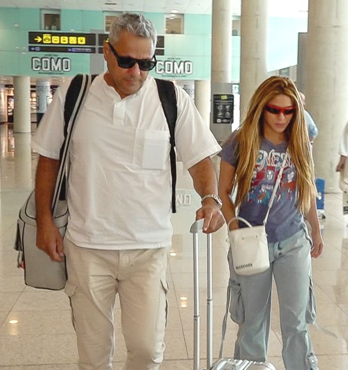 Shakifanatico's tweet photo. Como se fue ///  Como regresó 

No fue un regreso, fue una resurrección. 

@shakira demostrando en una sola foto lo que pasa cuando dejas de cargar peso muerto. ¡Devoradísima! 🔥 https://t.co/RyFJSlrqRf