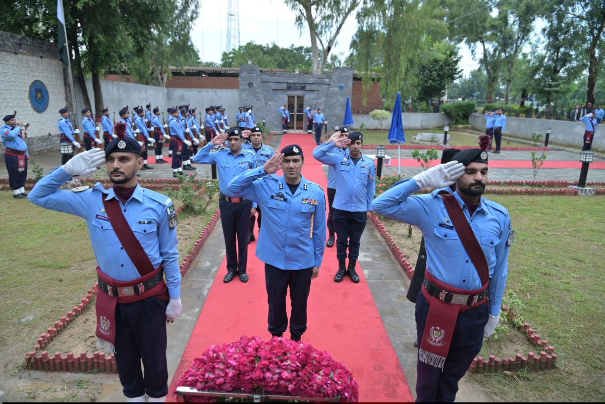 HamdaniNajaf's tweet photo. آئی جی اسلام آباد کیپٹن محمد سہیل چوہدری کی یاد گار شہدا پر حاضری اور فاتحہ خوانی https://t.co/HIPJ7db4Tq
