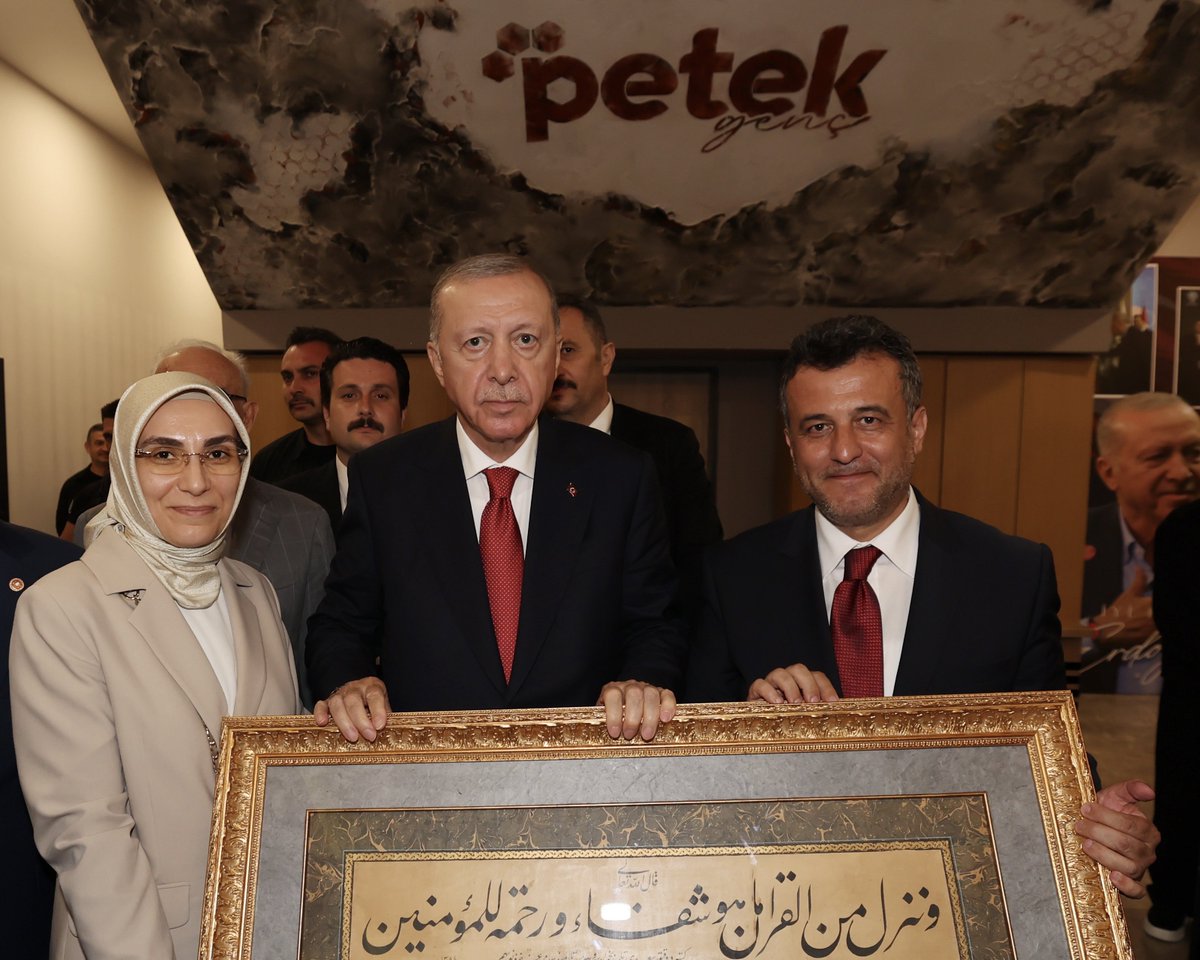 halitdoganbsk's tweet photo. Samsun’umuzda, Petek Genç’te Cumhurbaşkanımız Sayın Recep Tayyip Erdoğan (@RTErdogan)ı ağırlamaktan büyük bir gurur ve mutluluk duyduk. 🇹🇷

Genç dostu şehir hedefimiz doğrultusunda hayata geçirdiğimiz Petek Genç’te, gençlerimizin Cumhurbaşkanımızla bir araya gelmesine vesile olmak ve onların gözlerindeki heyecanı görmek bizim için tarifsiz bir mutluluktu.

Biz gençlerimize yapılan her yatırımın Türkiye’mizin geleceğine yapılan bir yatırım olduğuna inanıyoruz. Petek Genç de bu anlayışımızın güzel bir yansıması. 

Gençlerimizin buluştuğu, ürettiği, kendini geliştirdiği ve Samsun’la bağını güçlendirdiği bu güzel mekânları şehrimizin dört bir yanına yaymak istiyoruz.

Şu anda iki noktada hizmet veren Petek Genç’i önümüzdeki dönemde diğer ilçelerimize de kazandıracağız.

Samsun’umuzun geleceğini gençlerimizle birlikte, el ele inşa edeceğiz.
