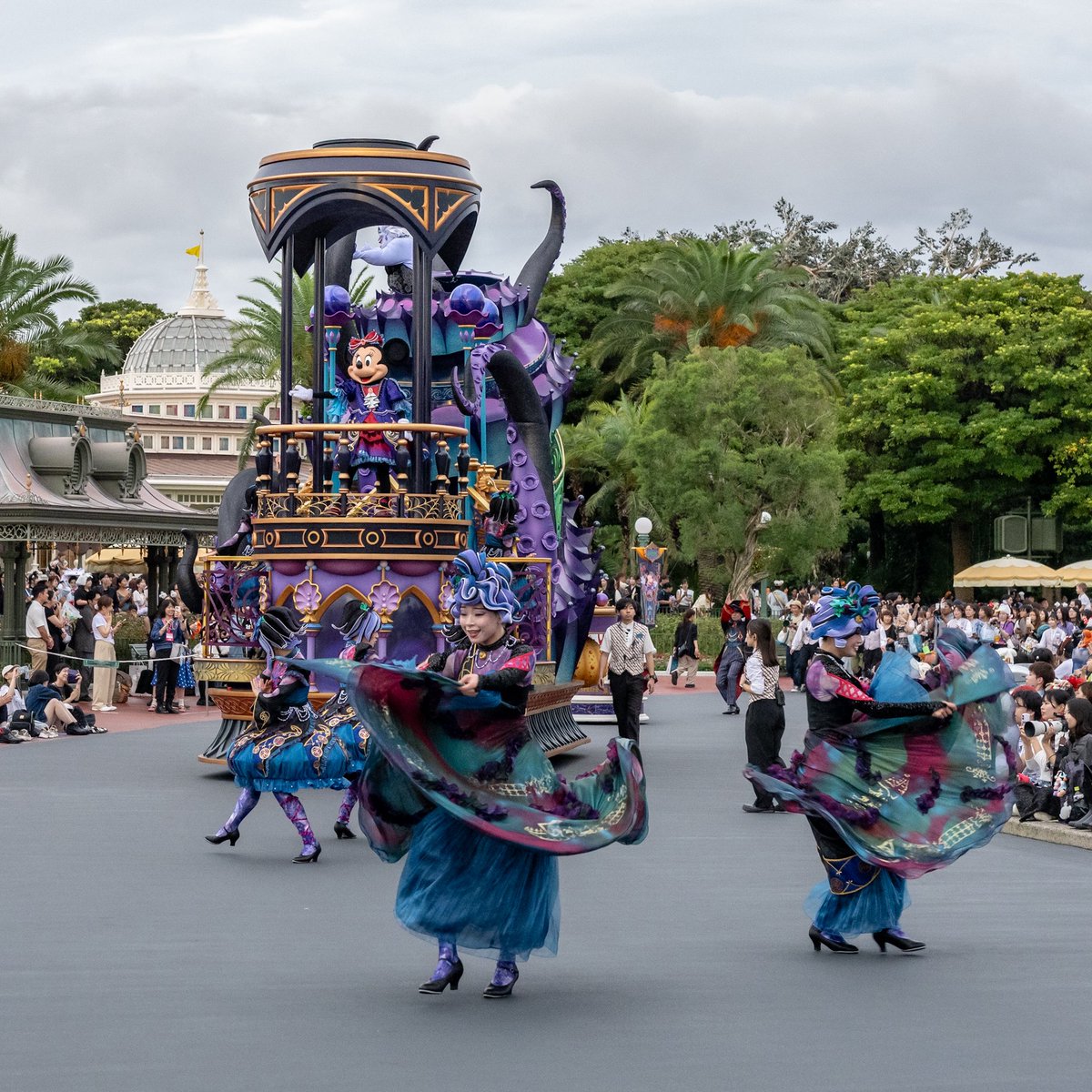 DtimesJP's tweet photo. ヴィランズが主役の妖しいパレード！
東京ディズニーランド「ザ・ヴィランズ・ハロウィーン“Into the Frenzy”」
パレードの最後尾を飾るのはアースラとミニーマウスのフロート☆
https://t.co/rDi5pyXvW5 https://t.co/n2OQlnElZd