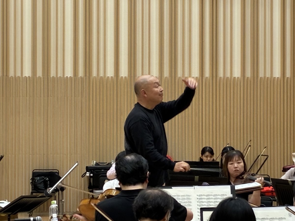 gunkyo_official's tweet photo. 明日からは移動音楽教室！高崎市、大泉町へお邪魔します。本日のリハーサルの様子を📸
指揮は #鈴木織衛 マエストロ、司会は #岡田美優 さんです。オーケストラの生演奏、ぜひお楽しみに！ https://t.co/woEsKmsQfg