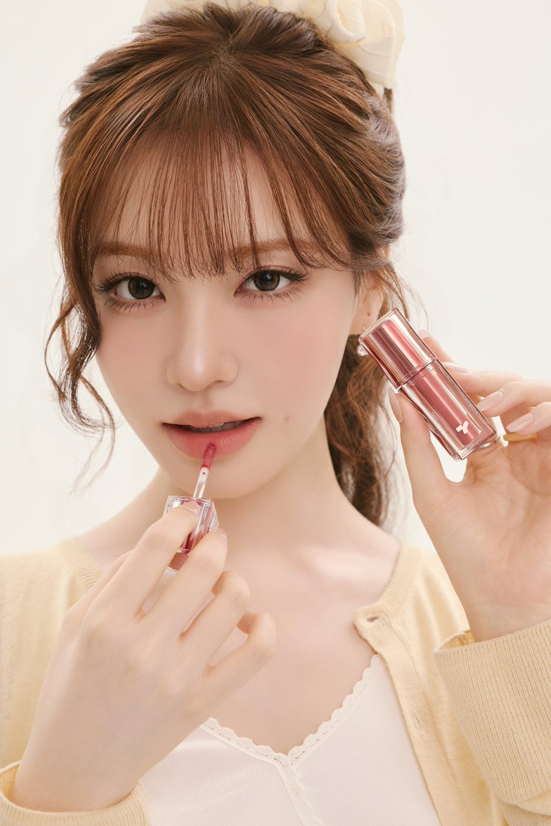 tonymoly_x's tweet photo. 리즈 얼굴이 너무 달콤해서 버터 틴트 바르기도 전에 녹아내리는 중..🫠
겉보속촉 버터틴트 NEW 컬러로 리.꾸 완!

🐈치즈냥이 같은 리즈의 포근한 코지 메이크업 정보는 아래에 -
 
[MAKEUP ITEM]
LIP ㅣ워터풀 버터 틴트 피그휩
BLUSHㅣ치크톤 젤리 블러셔 04 퍼지피치
BASEㅣ스킨톤 픽싱 커버 쿠션 00포슬린