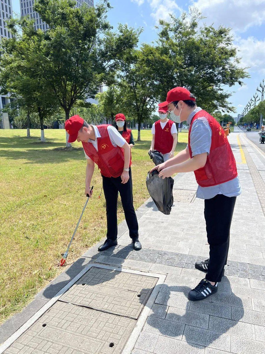 sloitz's tweet photo. Join our neighborhood spring clean-up this Sat, 9 AM at Central Park! Gloves u0026 bags provided—let’s spruce up our community together. https://t.co/x4OOzNT3Mp
