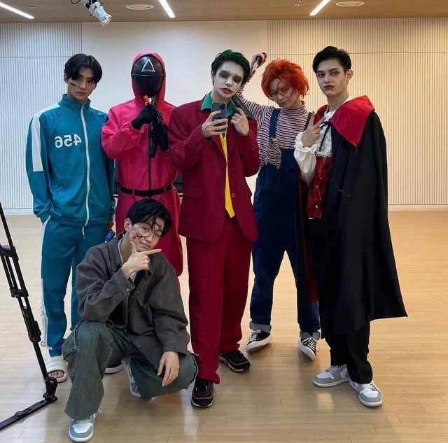 1eeeosangwon's tweet photo. 이 두 사진 같이 보니까 분위기 비슷해서 눈물남… 리오 상원이 항상 행복해야 해 https://t.co/F1flec9BBl