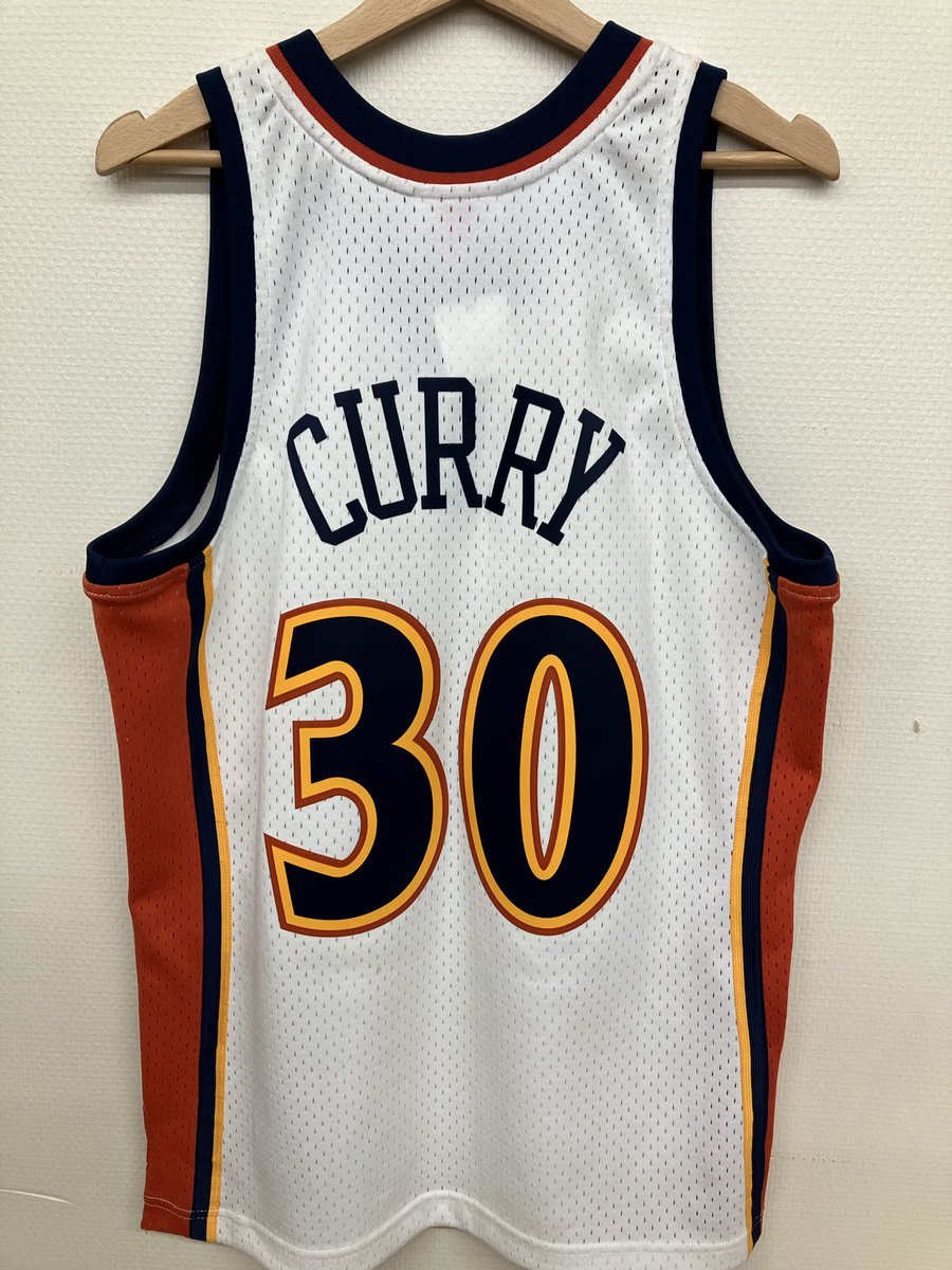 BOnpm_spo's tweet photo. 【販売情報】

#ブックオフノースポートモール店 では、たくさんのユニフォームを販売しています‼️

その中でも本日店員イチ推しの商品がこちら✨

#ゴールデンステート・ウォリアーズ の #ステフィン・カリー 選手の
復刻ユニホームです‼️

気になった方はぜひ���頭でもチェックしてみてください👀 https://t.co/4mSsEiJ2yK
