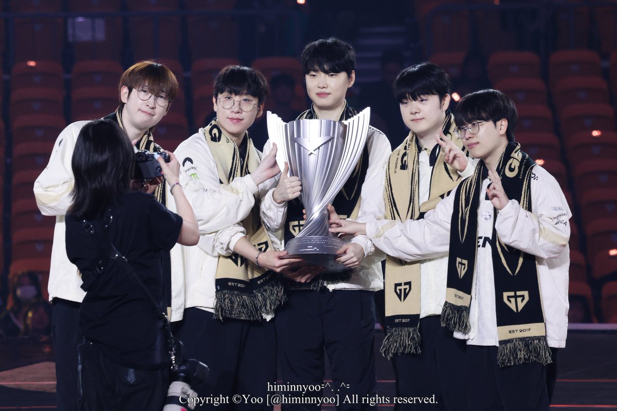himinnyoo's tweet photo. 260913 LCK FINALS

         🐸🐻‍❄️🐱🐶🐰🏆

#기인 #캐니언 #쵸비 #룰러 #듀로 https://t.co/TSQoxMTEyw