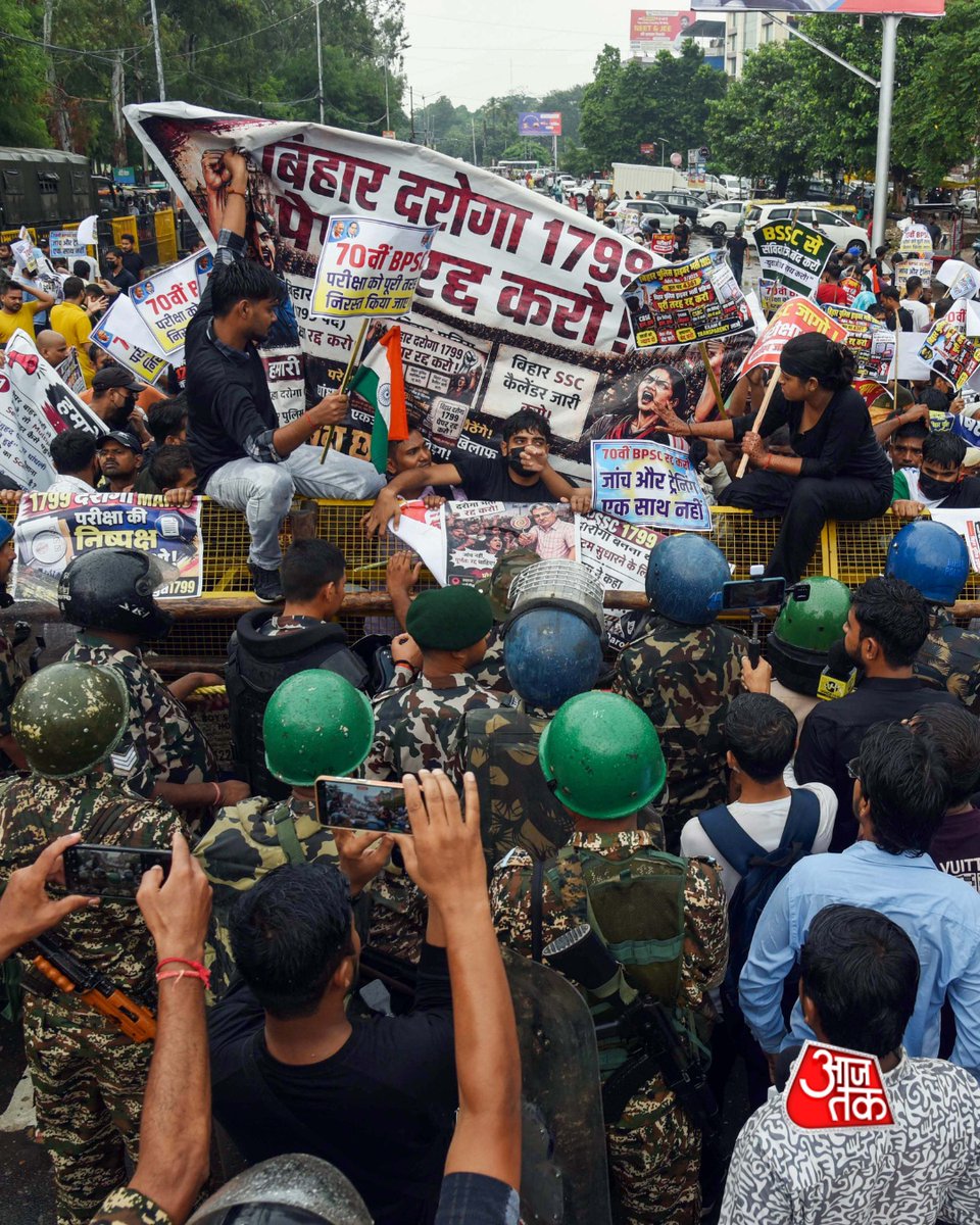 aajtak's tweet photo. बिहार की राजधानी पटना में 70वीं BPSC और दारोगा (SI) भर्ती परीक्षाओं में कथित अनियमितताओं के खिलाफ प्रदर्शन हुआ। प्रदर्शन के दौरान बड़ी संख्या में सुरक्षा बलों की तैनाती की गई। प्रदर्शनकारियों ने परीक्षा प्रक्रिया में कथित गड़बड़ियों को लेकर विरोध जताया और संबंधित परीक्षाओं को लेकर अपनी मांगें रखीं। इस दौरान मौके पर सुरक्षा व्यवस्था कड़ी रही।

#Patna #BPSC #BPSC70thExam #DarogaRecruitment #StudentProtest #ATCard #AajTakSocial
