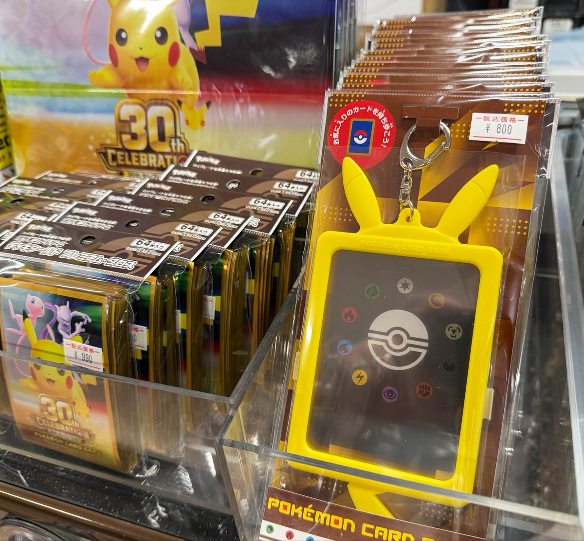 touchxxKDT's tweet photo. 明日9月16日（水）世界同時発売🎉

✅ポケモンカードゲーム
⦿拡張パック 30th CELEBRATION
⦿プレミアムデッキセット エーフィ・ブラッキー

⚠️上記2種共に予約完売となり、当日の一般販売はございません。

週末にかけてご予約の引き取りで混雑が予想されます。
満車の際は、無理な駐車はせずにコインパーキングをご利用ください🙇‍♂️
ご協力をお願いいたします。

👇同時発売のサプライいろいろはございますのでご一緒に是非.ᐟ