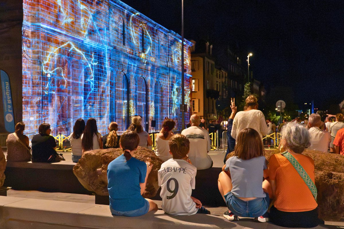 ClermontFd's tweet photo. Tous les soirs dans le quartier Ballainvilliers, la Halle aux Blés (abritant bientôt le FRAC Auvergne) s’illumine avec le Festival Région des Lumières. ✨
𝗩𝗼𝘂𝘀 𝗮𝘃𝗲𝘇 𝗷𝘂𝘀𝗾𝘂’𝗮𝘂 𝟮𝟳 𝘀𝗲𝗽𝘁𝗲𝗺𝗯𝗿𝗲 pour admirer le spectacle 👉 https://t.co/GcYsPVOTru https://t.co/zQgHelx5w6