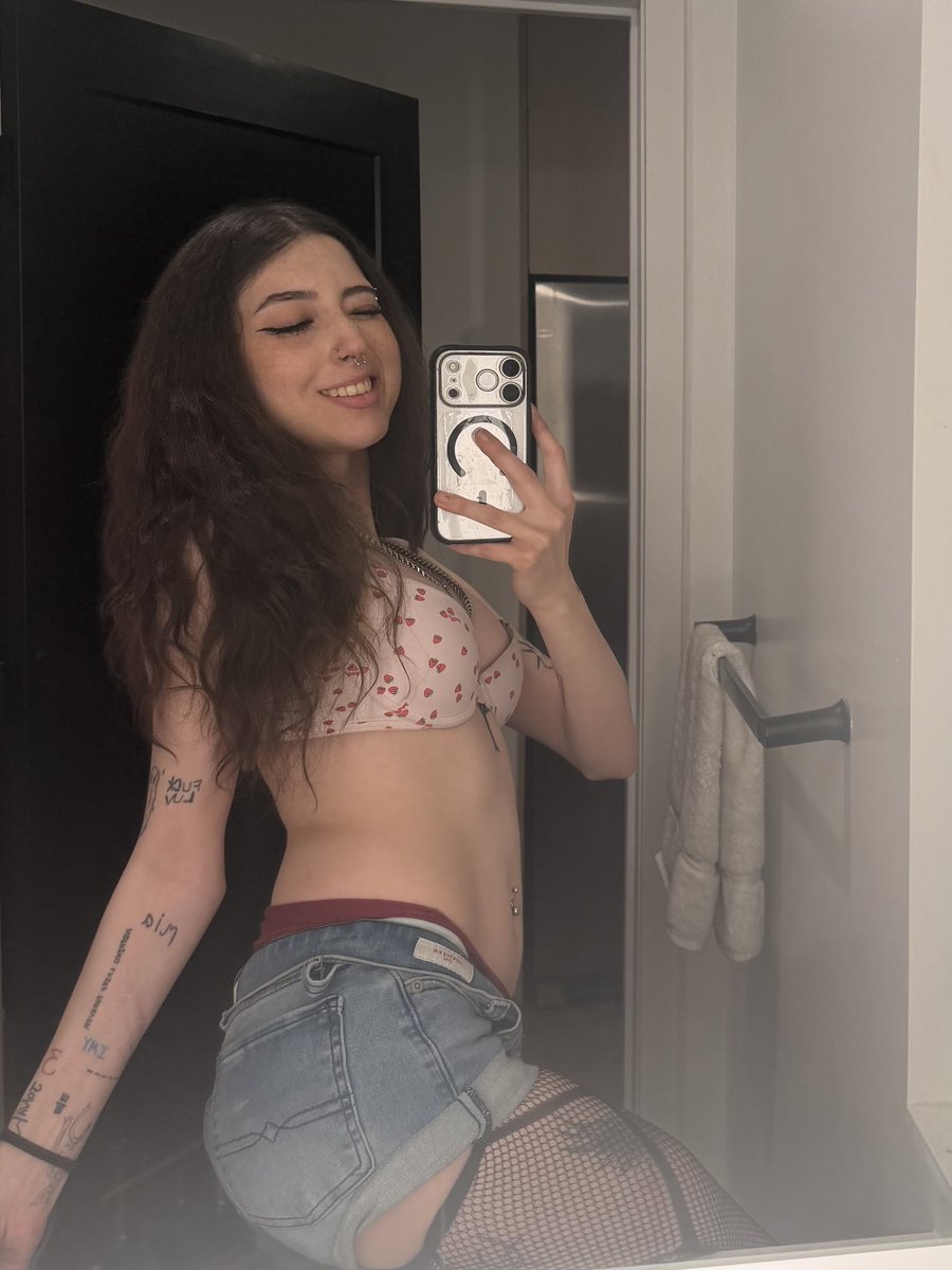 skyeglitchdiary's tweet photo. never skippin a mirror selfie🤭 https://t.co/CMl8TegRqw