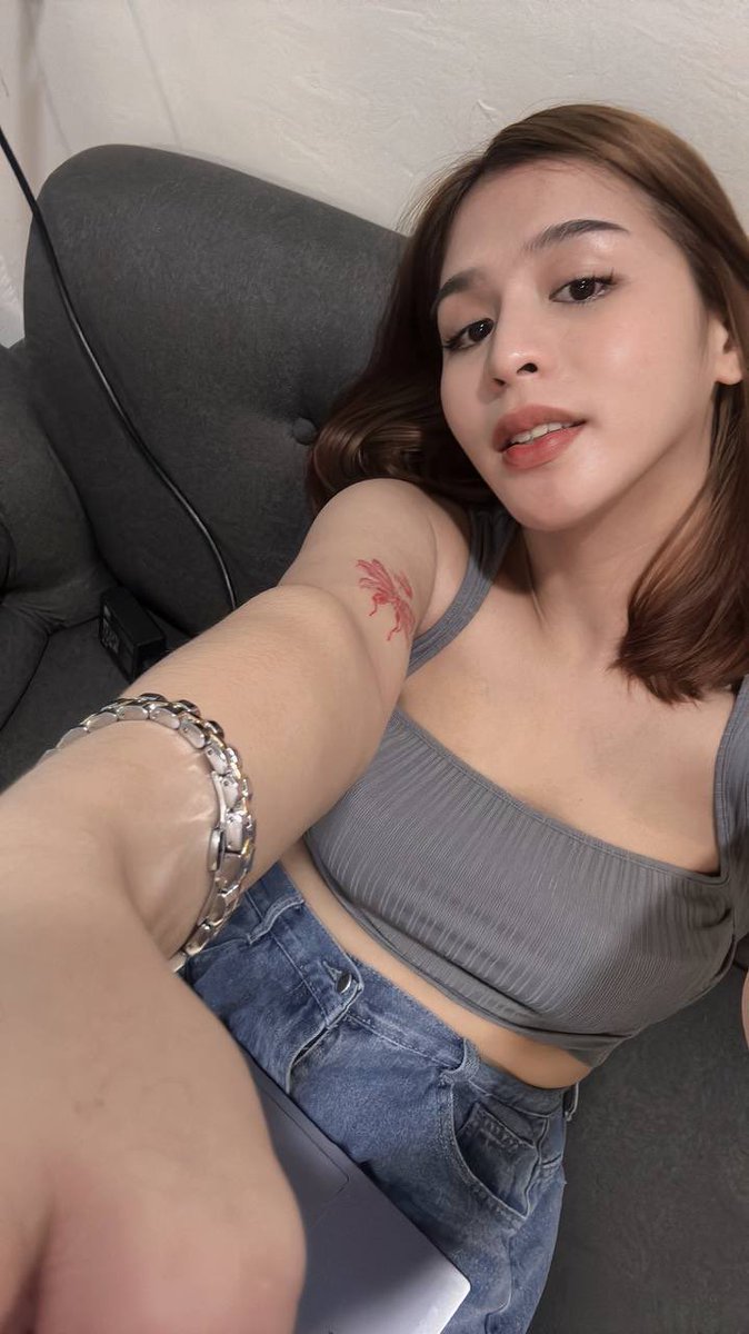 kIm_muse58's tweet photo. i wish someone would come distract me while i’m in online class 🤭🫣 https://t.co/0EYMnq7Io3