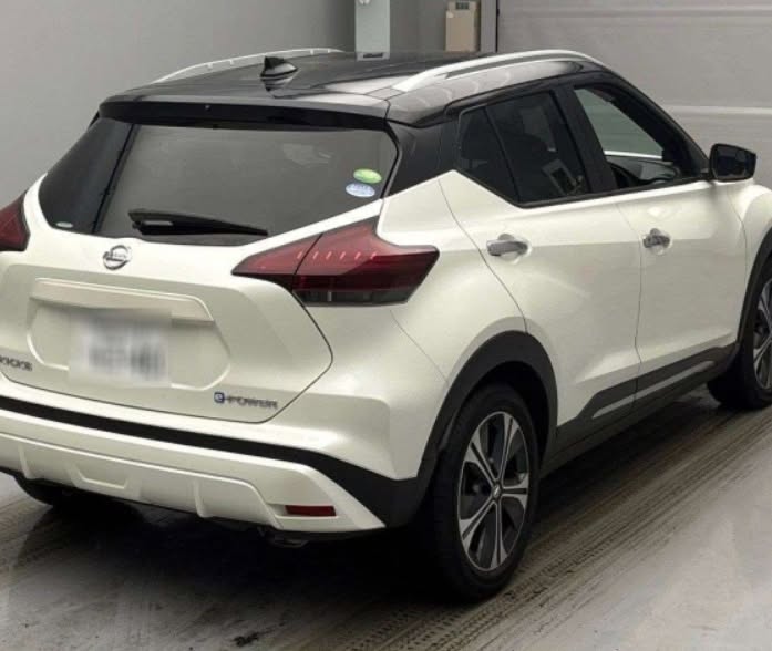 jacobhall33308's tweet photo. Nissan Kicks Two-Tone Edition 1. 2, 2021, hybrid, 2WD, white, 1, 200cc, automatic, 3, 000 km. Grade R with smart key, navigation, rear camera, LED lights, TV, push start, ABS, AAC, airbags. Price: PKR 4, 802, 000. 50% advance booking. https://t.co/mfm4ICgxNx