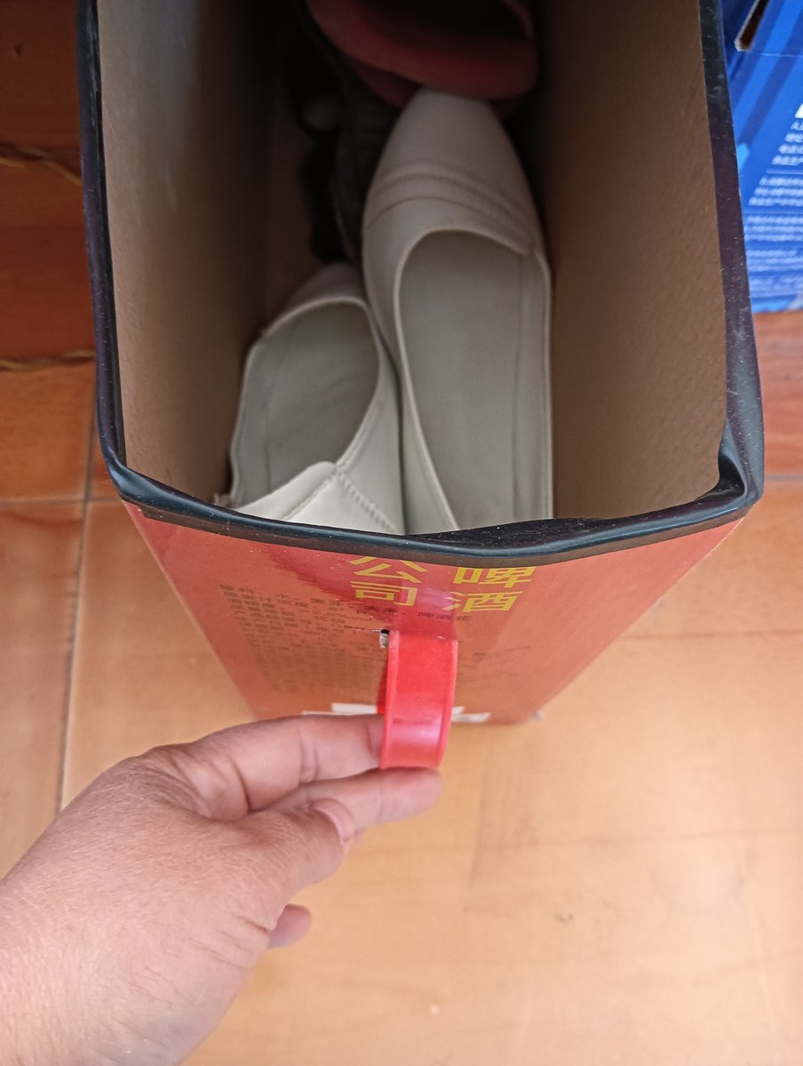 SooRambiniiua's tweet photo. Got rid of 12 unused items today—old mugs, extra cables, that random wall decor I never touched. The drawer feels so much emptier, and my mind does too!  Old stuff doesn’t need to hold space or memories; keep the ones that matter. https://t.co/13PhqxMvjw
