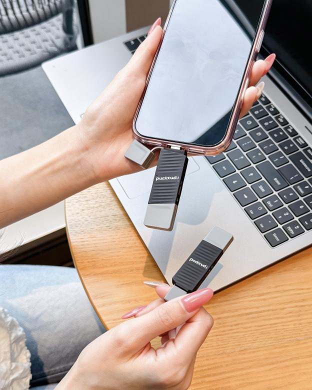Fanxiang_tech's tweet photo. Free your phone storage instantly 🚀 Fanxiang F397 portable flash drive. Plug-and-play backup for phone &amp; laptop. No cloud needed, keep your files safe locally with write protection function.
#Fanxiang #USBdrive #Tech #Gadgets #DataBackup
 https://t.co/z8dwKYKozq https://t.co/CsZbRbJPVm