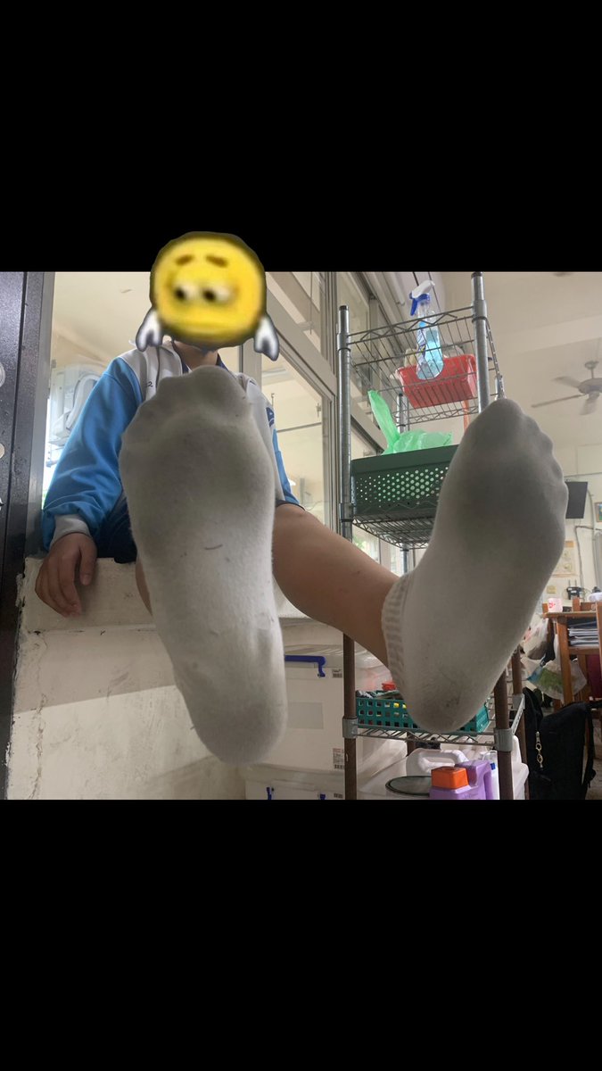 Tonyzhenghuai's tweet photo. 翻到國中 拍同學襪子的照片😵😵
#男高 #白襪 https://t.co/Oq4cvfIMtv