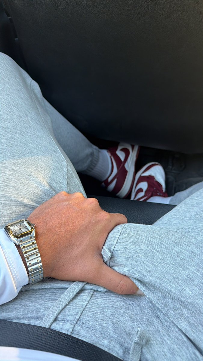 hxj_uk's tweet photo. Still leaking in the back of the uber after a 9am threesome in Barca. https://t.co/WTWTkjo9jy