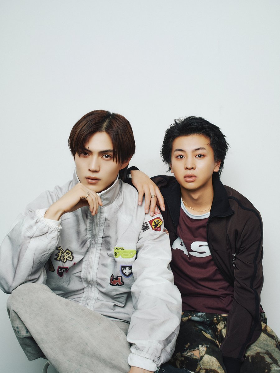 CYANMANMAGAZINE's tweet photo. #藤本洸大 × #簡秀吉 のストリート感漂うツーショット💥

2人の自然体なムードを切り取った1枚をチェック👀

Instagramでは撮影の裏側を収めたメイキングムービーも公開中🎥 わちゃわちゃかっこいい2人の姿は必見！🔽
https://t.co/1XpHfmsMob

@kan_hideyoshi @caelumjp #CYANMAN #修仲 #ひでこう https://t.co/VcalqXcQMV