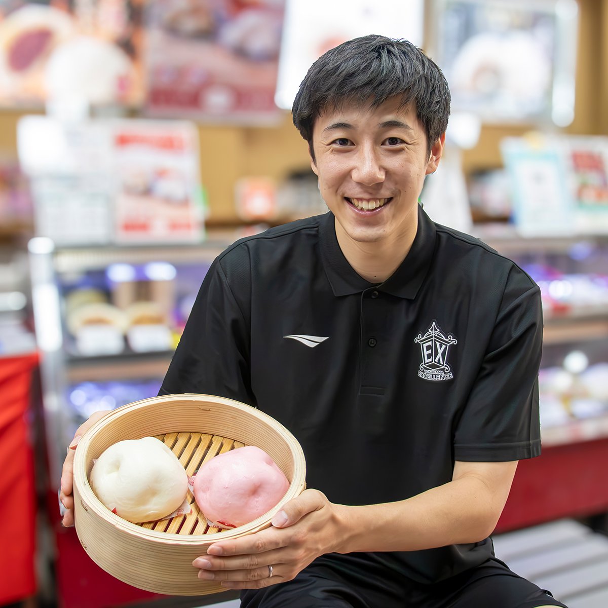edosei_official's tweet photo. 🏀横浜エクセレンス古賀選手が江戸清本店に来店🏀

今シーズン新加入の古賀選手は地元横浜⚓のご出身。プライベートではご結婚💚されたばかりということで、“新加入”と“ご結婚”をお祝い🎉「ブタまん」を試食していただきました。
古賀選手の食レポ🎤は…？ぜひ動画でご覧ください。

横浜中華街“ブタまん”の江戸清は、横浜エクセレンスを応援しています‼️

#横浜エクセレンス #古賀選手 #江戸清 #ブタまん