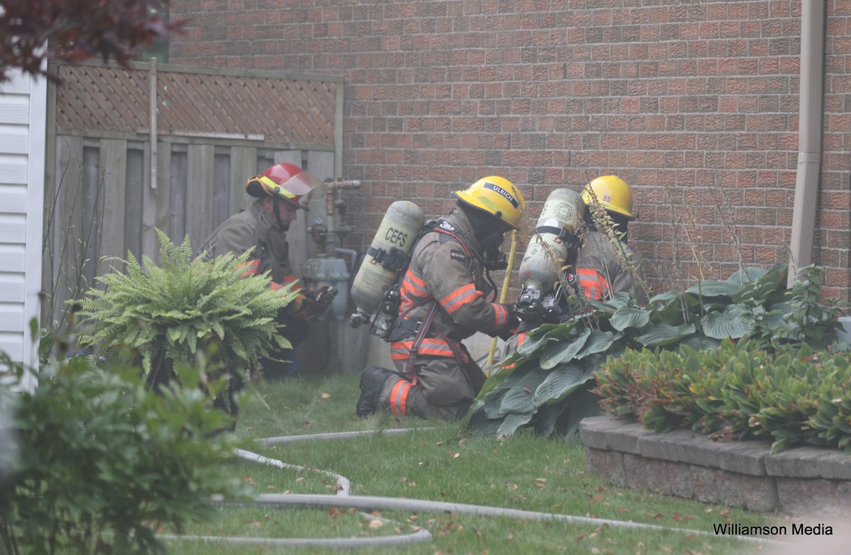 ColinWxchaser's tweet photo. Clarington Emergency &amp; Fire Services responded to a house fire on Andrew Street in Newcastle around 08:00 this morning. The fire broke out in the basement of the home and thanks to the amazing crews on the scene firefighters were able to get to the fire and knock it down quickly https://t.co/VAc0quYgtA