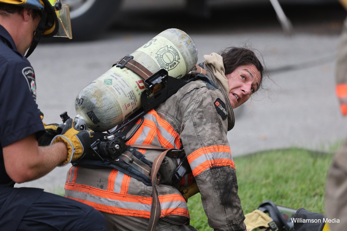 ColinWxchaser's tweet photo. Clarington Emergency &amp; Fire Services responded to a house fire on Andrew Street in Newcastle around 08:00 this morning. The fire broke out in the basement of the home and thanks to the amazing crews on the scene firefighters were able to get to the fire and knock it down quickly https://t.co/VAc0quYgtA