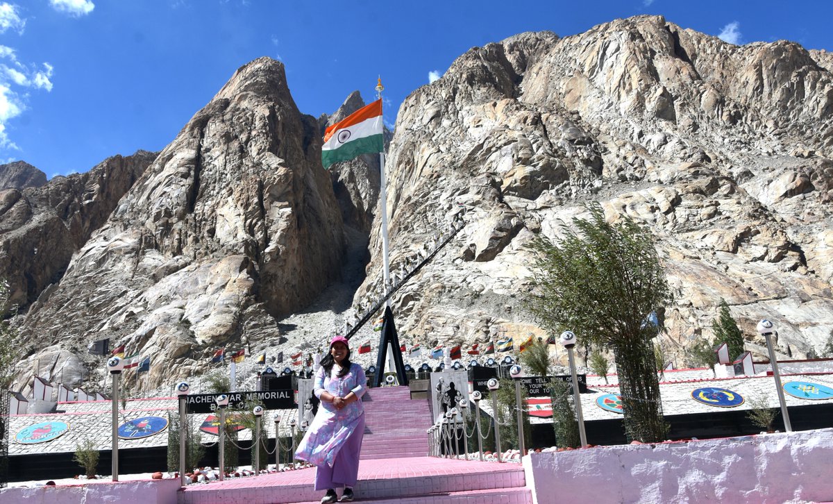 TheParvati's tweet photo. सियाचिन ग्लेशियर - जहाँ तिरंगा हिमालय से भी ऊँचा है... 🇮🇳
At the Siachen War Memorial, paid heartfelt tribute to our brave martyrs who made the supreme sacrifice for the nation.

Amid temperatures dropping to -40°C, our Siachen Warriors stand firm, guarding the Tiranga with unmatched courage and devotion.

Tying Raksha Sutra on the wrists of these bravehearts, I prayed for their long life, good health and unwavering strength.

The ice may freeze, but the spirit of our soldiers never does... Yes, It's Bharatiya Sena...

Their courage keeps Bharatvarsh safe.
My eternal gratitude to the fallen - My Big salute to the living heroes. 🇮🇳
भारत रक्षा पर्व यात्रा - 2026 
#BharatRakshaParv2026 #Siachen #SiachenWarriors #IndianArmy #SisterOfSoldiers #JaiHind