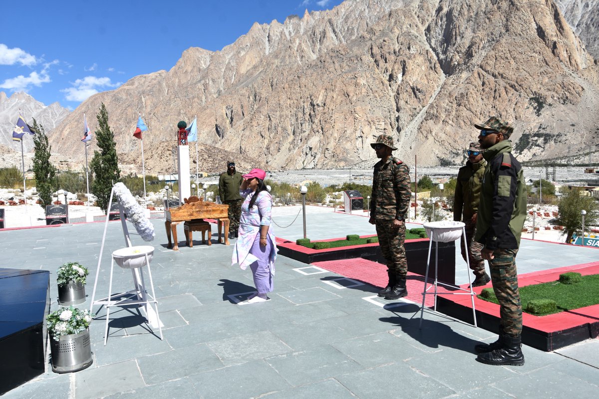 TheParvati's tweet photo. सियाचिन ग्लेशियर - जहाँ तिरंगा हिमालय से भी ऊँचा है... 🇮🇳
At the Siachen War Memorial, paid heartfelt tribute to our brave martyrs who made the supreme sacrifice for the nation.

Amid temperatures dropping to -40°C, our Siachen Warriors stand firm, guarding the Tiranga with unmatched courage and devotion.

Tying Raksha Sutra on the wrists of these bravehearts, I prayed for their long life, good health and unwavering strength.

The ice may freeze, but the spirit of our soldiers never does... Yes, It's Bharatiya Sena...

Their courage keeps Bharatvarsh safe.
My eternal gratitude to the fallen - My Big salute to the living heroes. 🇮🇳
भारत रक्षा पर्व यात्रा - 2026 
#BharatRakshaParv2026 #Siachen #SiachenWarriors #IndianArmy #SisterOfSoldiers #JaiHind