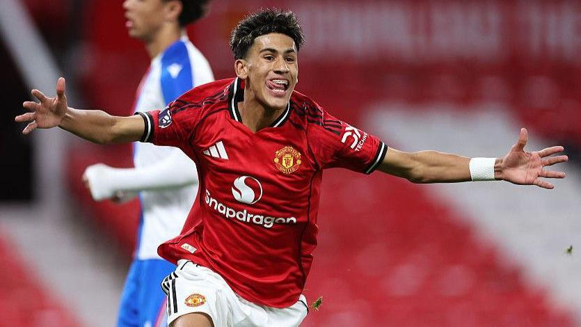 UtdXclusive's tweet photo. 🚨 NEW: JJ Gabriel has formally asked to leave Manchester United by terminating his contract. JJ is wanted by all the top clubs in the world - not only in England.

Manchester United still hopeful to change the stance and keep JJ but player side pushing for an exit.

[@FabrizioRomano]