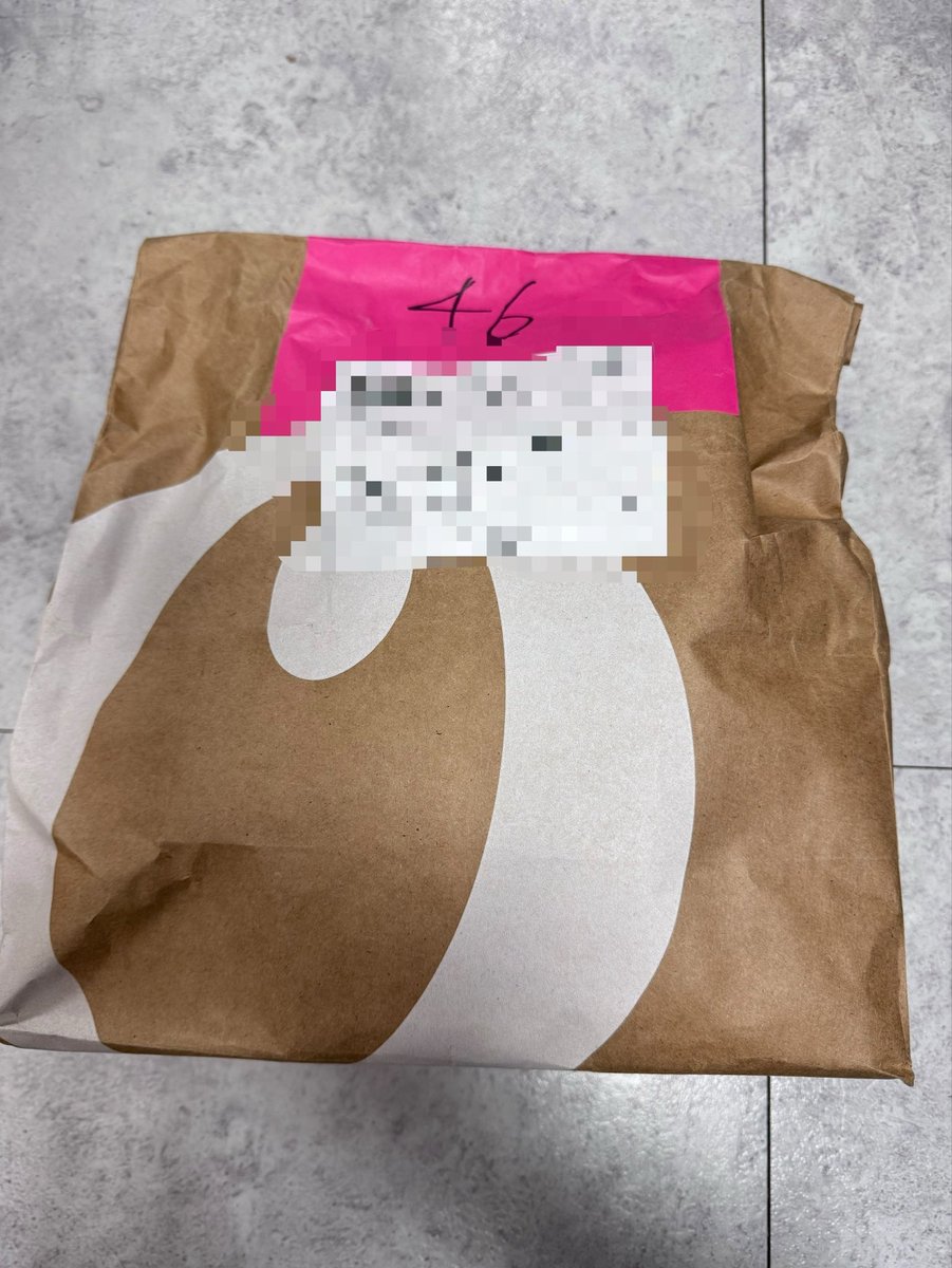 juhyunprettys's tweet photo. perbedaan packaging ekspedisi di korea vs di indonesia

pict 1-2: cuma pakai kertas belanja, sampai nya gak ada rusak sedikit pun bahkan bonyok aja ga ada.

pict 3-4: paket yang gw kirim ke cust, harus pakai kardus, di full wrap, full lakban, dipakein plastik hitam biar gak bocor, dan lakban fragile. apakah pas sampe di buyer box nya utuh? enggak, pasti bonyok, apapun ekspedisinya 🫠