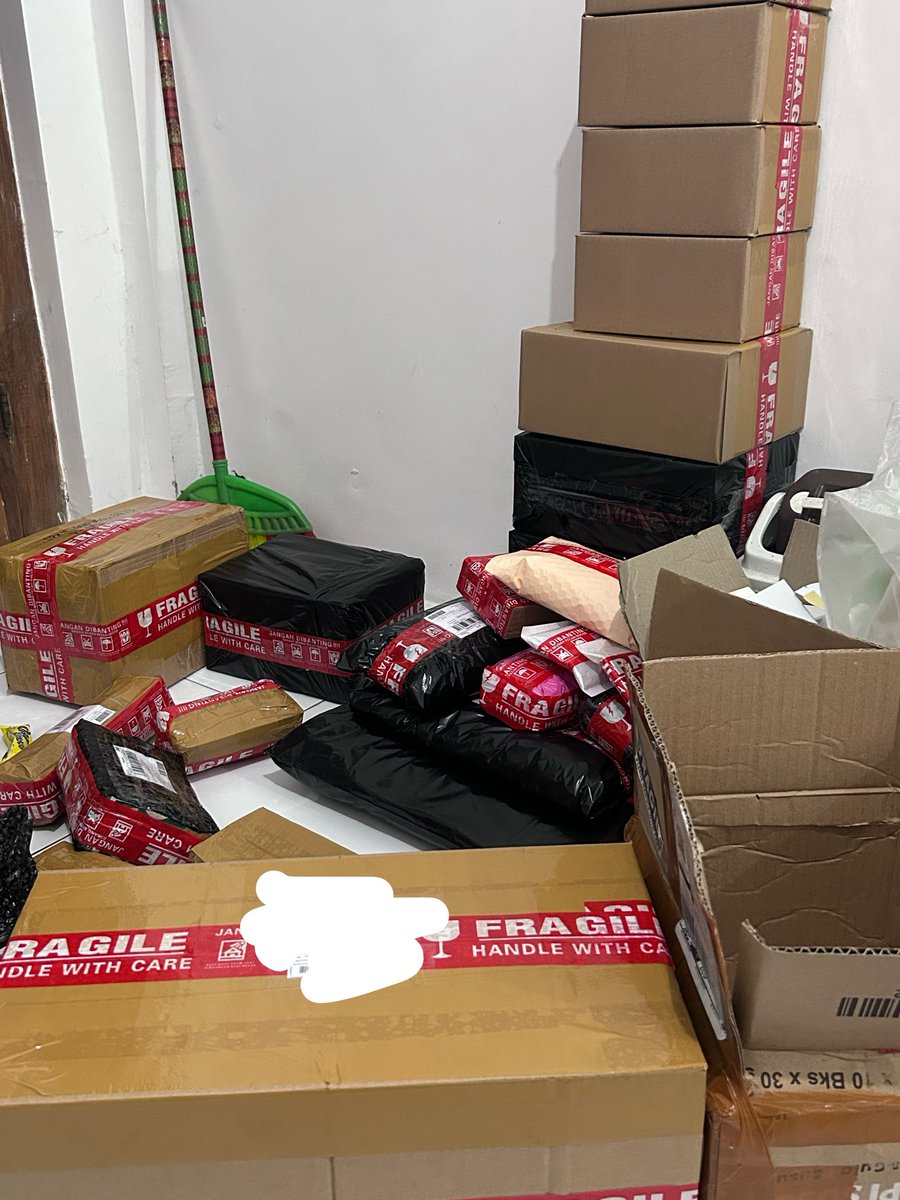 juhyunprettys's tweet photo. perbedaan packaging ekspedisi di korea vs di indonesia

pict 1-2: cuma pakai kertas belanja, sampai nya gak ada rusak sedikit pun bahkan bonyok aja ga ada.

pict 3-4: paket yang gw kirim ke cust, harus pakai kardus, di full wrap, full lakban, dipakein plastik hitam biar gak bocor, dan lakban fragile. apakah pas sampe di buyer box nya utuh? enggak, pasti bonyok, apapun ekspedisinya 🫠