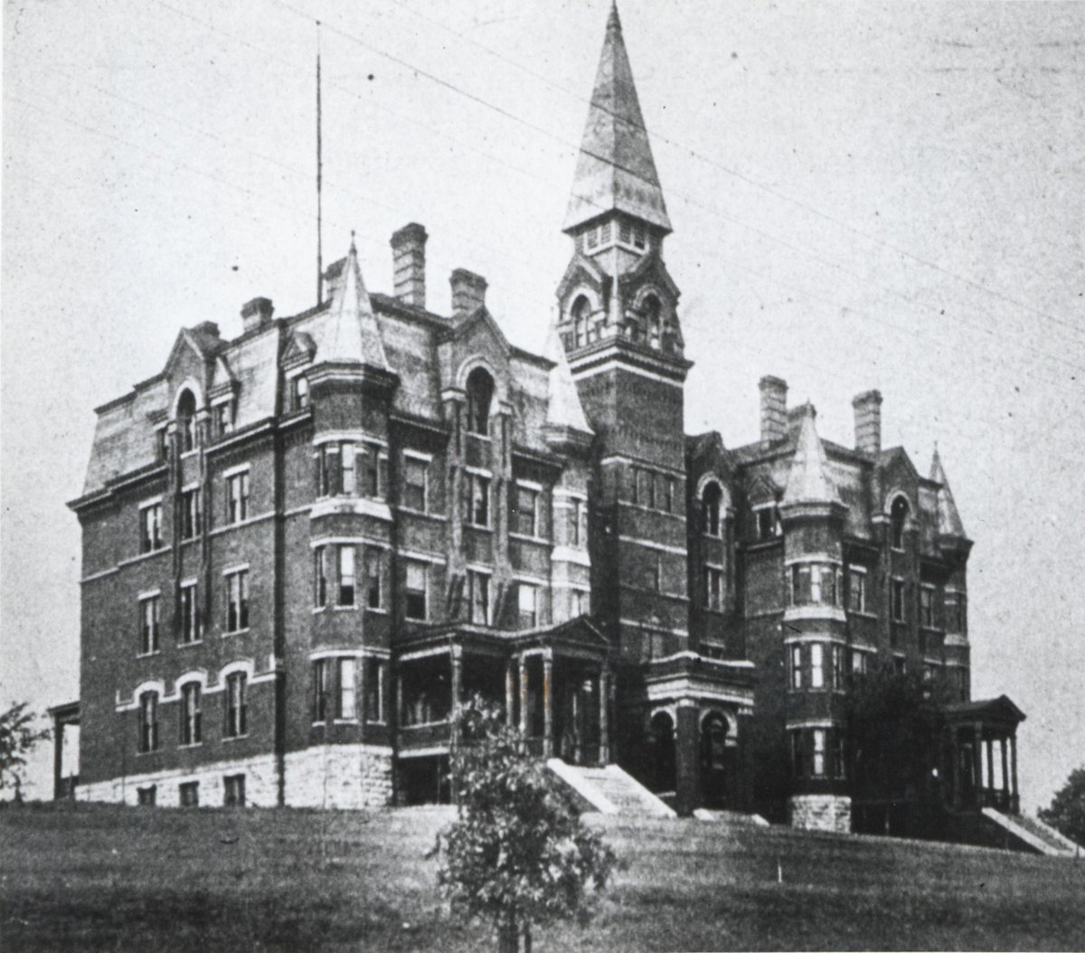 UTSystemNews's tweet photo. 140 years of UTC! 💙💛🎉
 
Since 1886, @UTChattanooga has been a place where students learn, grow and build a legacy that continues to shape the Scenic City and beyond.
 
Here’s to 140 years of Mocs history and many more to come! https://t.co/xE3hPBehLB