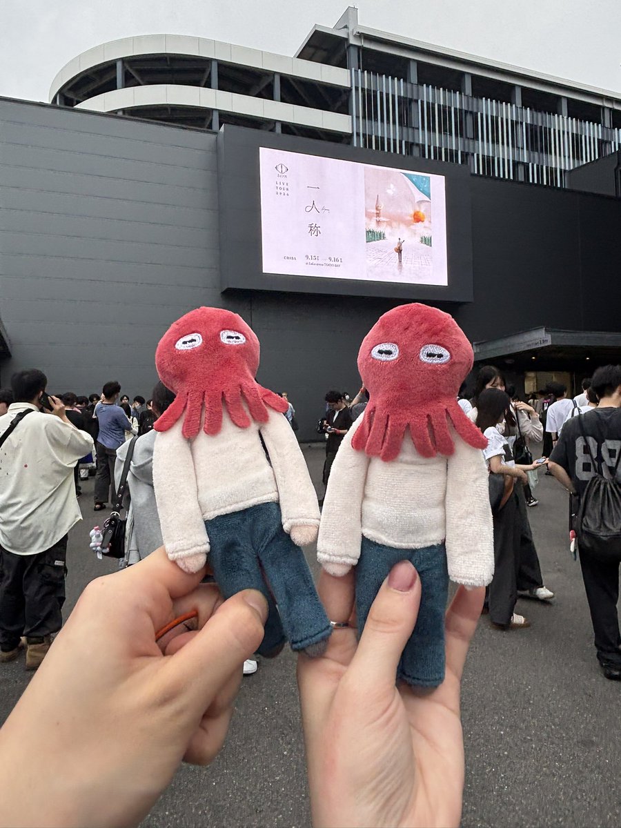 mooooz_701's tweet photo. LIVE TOUR 2026「一人称」　9.15

参戦してた！
初めてのヨルシカライブだったのに席運酷かったけど雰囲気すごく良かった。
静かに聴くライブもいいものだね。
歌はもちろんだけど、すいさんの踊りと銅鑼(？)可愛かった笑
#ヨルシカ https://t.co/d0SDg0scAI