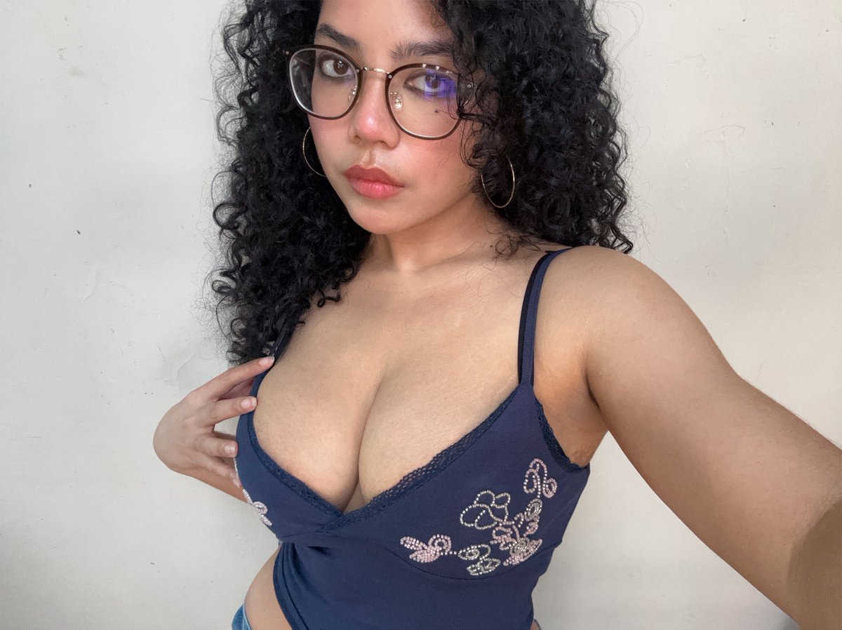 bootlegshakira's tweet photo. beautiful woman discovers black eyeliner for the first time https://t.co/WEg5twGzvd