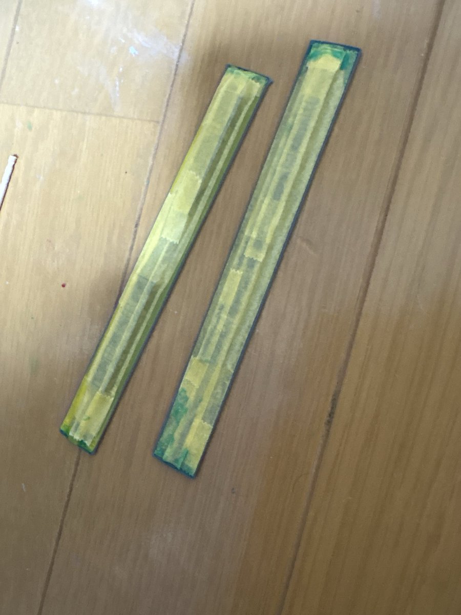 Souto3710's tweet photo. なんだ〜もう…夜かと…
ひとり…ごつ…
模型の屋根にゲルゥをヌリヌリ!!!!! https://t.co/EQw9wq1e2j
