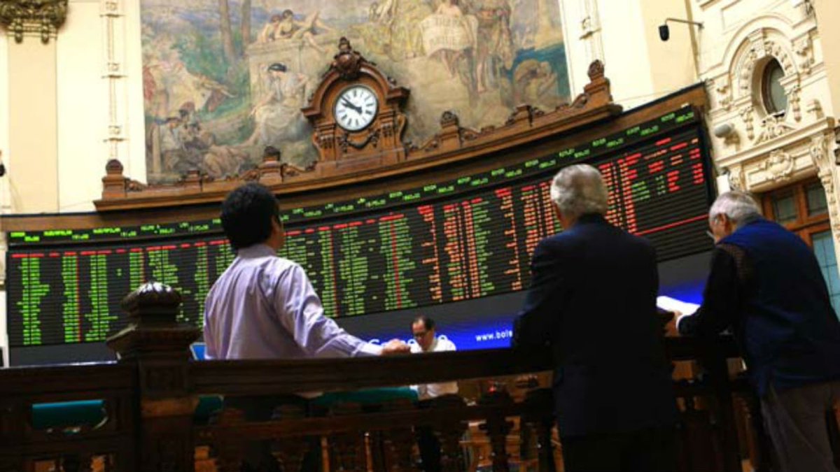 PiensaPrensa's tweet photo. Se cumplen las promesas de José Kast  a empresarios, aumentan sus utilidades y no generan empleo.
Empresas aumentaron 21% sus ganancias en el primer semestre y suman US$ 16.881 millones, lideran SQM, Banco de Chile y Empresas Copec. https://t.co/FOD5bvKJvY