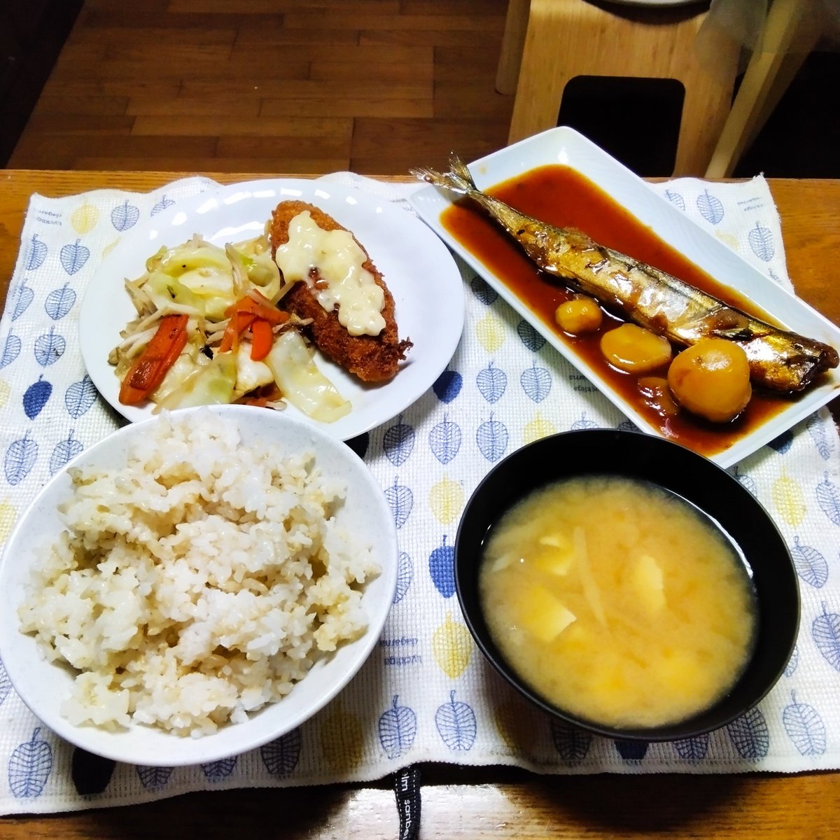 hilltop_okko's tweet photo. 今日は久しぶりの晴れ間☀️ママ友とランチ＆買い出し。お目当てのこんにゃくの刺し身はなかったけど、いいにんにくをゲット😁
普段は1人で黙々と買い出しするので、あーだこうだ言いながらできるのは幸せですね。
友人のお野菜まで頂いて、今日はダブルで幸せな１日でした😊 https://t.co/qUPnheIGUC