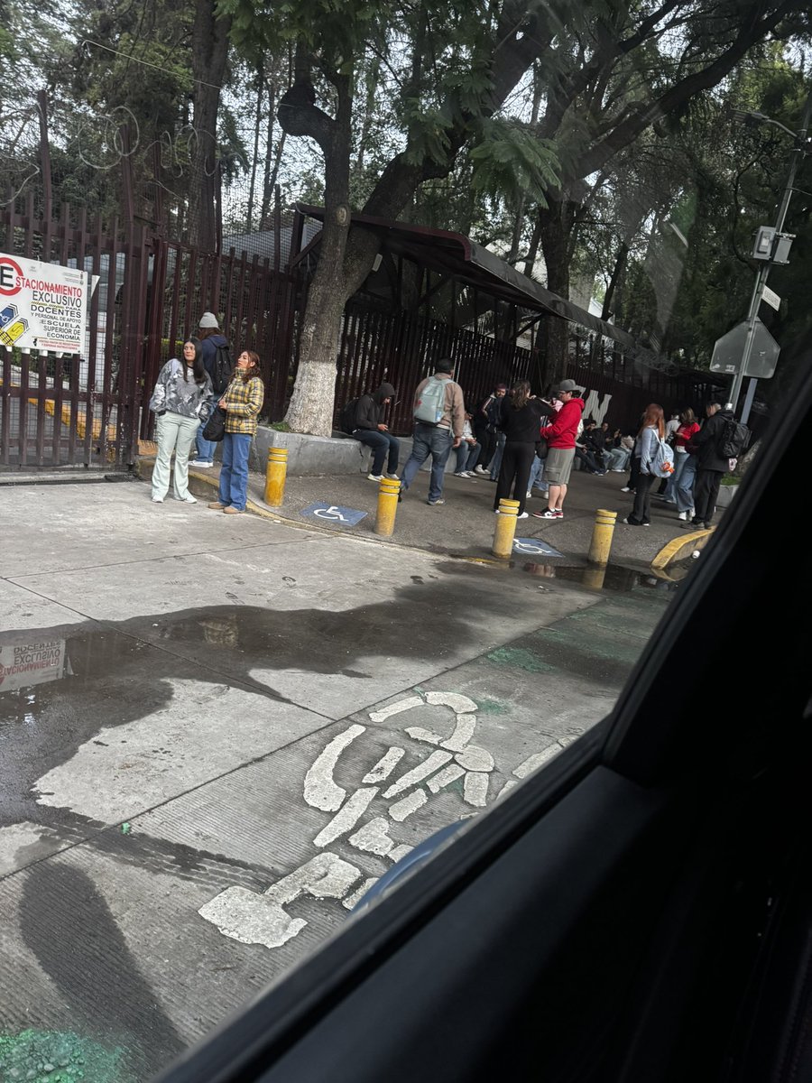 yalu103's tweet photo. @Economia_IPN Excelente inicio de semestre: primer día el profesor de Calculo para el Sistema Económico no da clase y el segundo (15 de septiembre) nos encontramos con la escuela cerrada y sin aviso. Ni por respeto a los alumnos informan a tiempo. https://t.co/bcafqBVXbq