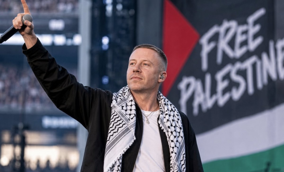 dailyislamist's tweet photo. 🔴 Amerikalı ünlü rap sanatçısı Macklemore, Filistin'e verdiği destek sebebiyle turnelerden çıkarılması hakkında açıklama yaptı:

"Ben mağdur değilim. Günün sonunda evimize, ailelerimizin yanında dönebiliyoruz. Asıl mağdur Filistin halkıdır.

Öldürülen, aç bırakılan, yerinden edilen kadınlar, erkekler ve çocuklar. Sadece Gazze'de 20 binden fazla çocuk öldürüldü ve yarın da öldürülmeye devam edecek.

Turne organizasyonunun sahibi Ed ile 13 yıldır arkadaşız. Ancak arkadaşlığımız gerçeği söyleme sorumluluğumu değiştirmez.

Ona baskı yapmışlar. Sahnede söylediğim 'Özgür Filistin' ifadelerinin incitici olduğunu söylemişler.

Ben de ona, eğer bu kelimeler on binlerce Gazzeli çocuğun İsrail tarafından öldürülmesinden daha rahatsız ediciyse, o insanlar ile benim aramda temel bir kopukluk olduğunu söyledim.

Ancak Ed, 'ben taraf tutmuyorum' tavrını aşamadı.

İnsanların neden taraf tutmadığını anlıyorum. Taraf seçmenin size bir bedeli olabilir. Para, marka anlaşmaları, sponsorluklar, festivaller, özel gösteriler, ilişkiler ve erişim hakkı.

Ben bunların hepsini kaybettim. Ancak zalim ile mazlum arasında tarafsız bir konum olamaz. Bir tarafın bombaları ve Amerika'dan gelen dipsiz bir mali ve askeri desteği varken, taraf tutmayı reddetmek sizi ortada bırakmaz.

Kardeşim Omar, bana Arapça'da bir deyim olduğunu söyledi: لا شكر على واجب 'La şükra ala vacib.'

Yani; Görev için teşekküre gerek yoktur. Bu söz aklıma kazındı. Çünkü bu durum benim ve dünyadaki milyonlarca insan için tam olarak buna dönüştü. Bir görev. Övgü ya da minnettarlık hak eden bir şey değil. Cesurca değil. İnsani.

Bu duruşum gündemi yeniden Filistin'e çeviriyor ancak benim sahneye çıkmama engel oluyorsa, o zaman bu şimdiye kadar çıktığım en başarılı turnedir"
