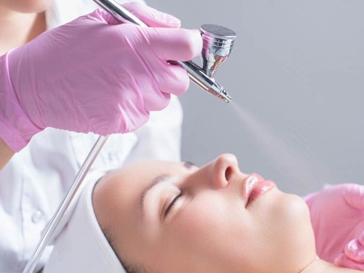 Largo_Wellness's tweet photo. If your skin could use a glow up, an oxygen facial may be the perfect option. Non-invasive, non-chemical &amp; can help reduce fine lines and wrinkles and even reduce acne and rosacea symptoms. Book an appointment today! https://t.co/y9Js9UwAR9 #SkinCare #Largo #Clearwater https://t.co/mvn3MF8blx