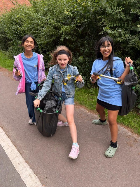 HP_LifestyleYET's tweet photo. 🐝The Bumblebees have been busy this summer, working alongside Beverley Men in Sheds and the Wolds and Riverbank Society 😎
🐞Bug Hotels
🚯 Litter picking
🙌 Campaigning to stop littering
#Lifestyle 2026 #HumbersidePolice #MakeADifference #SummerFun https://t.co/o1NtQY45L6