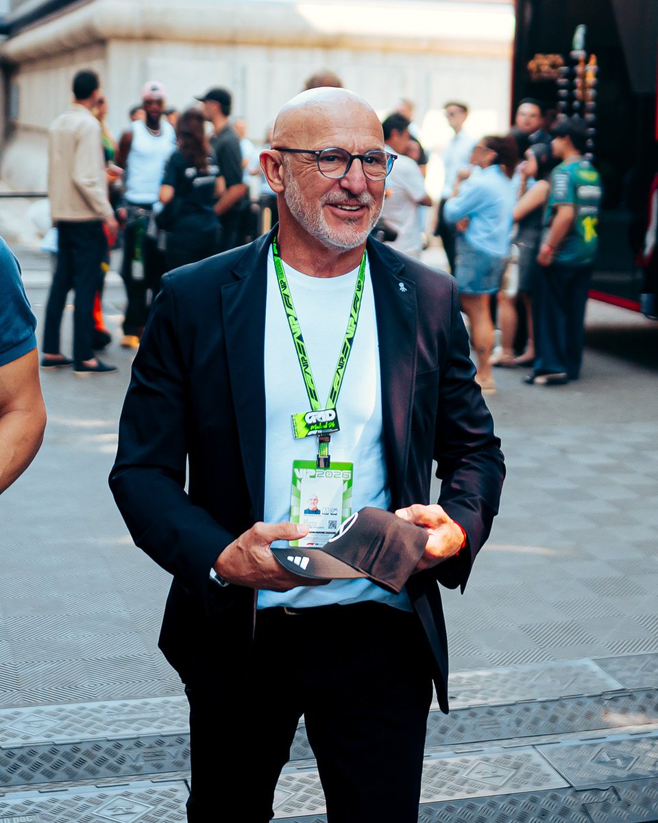 MercedesAMGF1's tweet photo. World Cup winning manager in our garage ⚽️ 🙌

Thanks for coming, Luis de la Fuente 🤝 https://t.co/lsvEsIvqZC