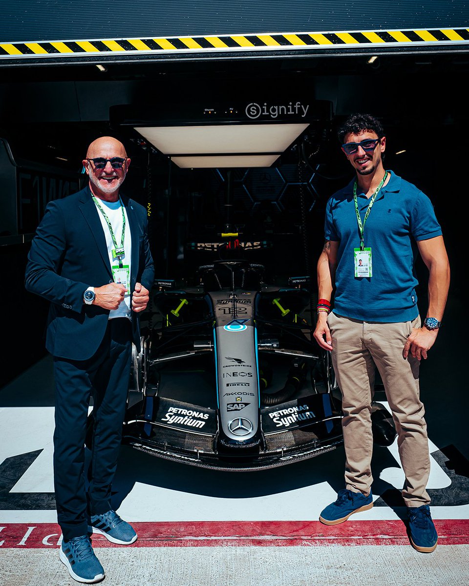 MercedesAMGF1's tweet photo. World Cup winning manager in our garage ⚽️ 🙌

Thanks for coming, Luis de la Fuente 🤝 https://t.co/lsvEsIvqZC