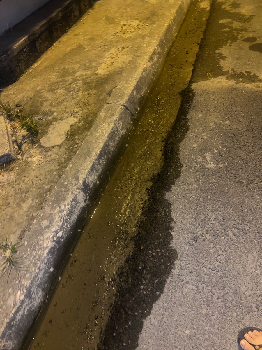 Hades13o's tweet photo. Llevamos un mes con esta fuga de agua en el sector la fragata mz 2200 v3 . Adelante de la iglesia nuestra señora del rosario de Pompeya. Su ayuda, los vecinos no quieren llamar a interagua https://t.co/cSq8hoUzNX
