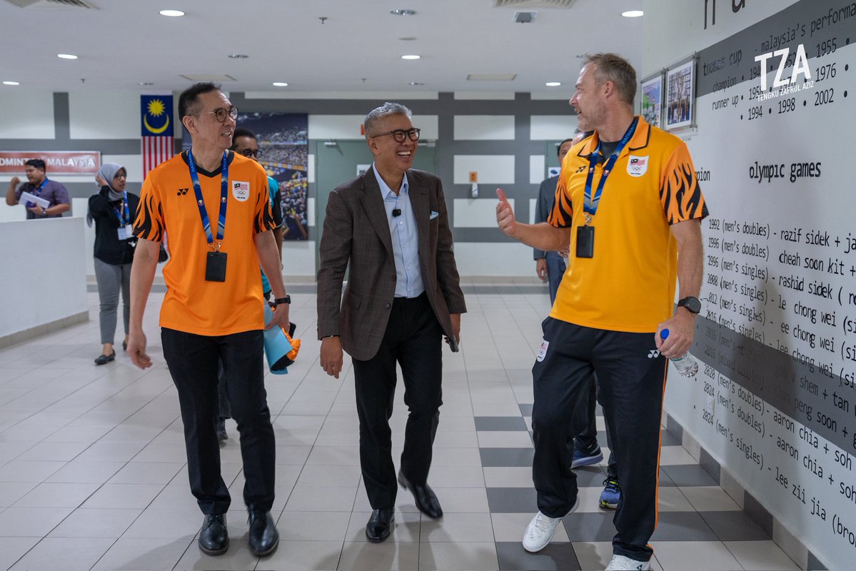 tzafrul_aziz's tweet photo. Dah ready nak ke Jepun? 🇲🇾🏸

Skuad kita nampaknya dah tak sabar nak turun gelanggang di Sukan Asia Aichi-Nagoya 2026.

Fokus satu perlawanan pada satu masa, buat yang terbaik dan jangan mudah mengalah.

Selamat berjuang! Satu Malaysia mendoakan kejayaan skuad kita! 🇲🇾💪

#TZA #BAM #BadmintonMalaysia #GemilangkanLagi #DemiMalaysia #Tangkis2030