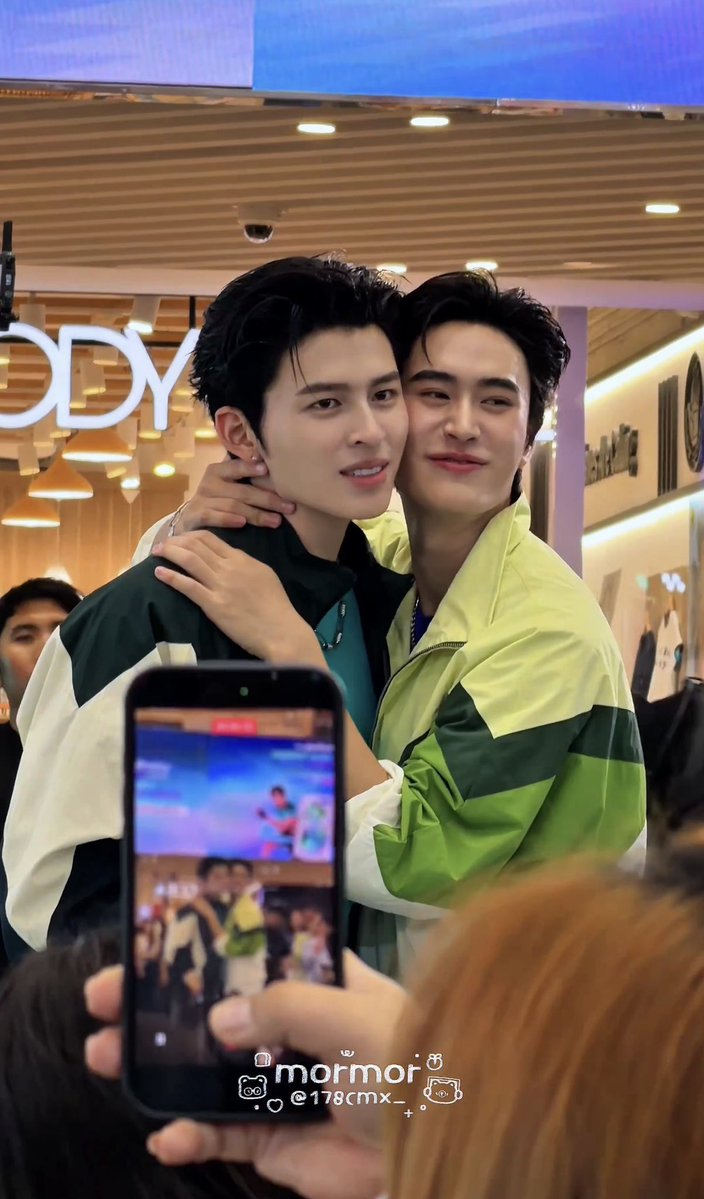 seetheright_1's tweet photo. ทำไมหน้าฮีไม่ฟินเหมือนตอนจุ่มแก้มกับพุวินวะ ปอนด์มันชัดเกินบางที555555555555555555555555555555555555555555555555555555555555555555555555555555555555555555 https://t.co/qA3YxnhTv9